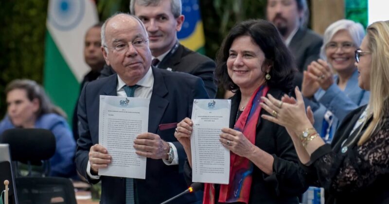 Ministros brasileiros Nísia Trindade, da Saúde, e Mauro Vieira, das Relações Internacionais, celebram aprovação da Declaração de Saúde do Rio de Janeiro